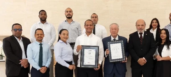 Ejecutivos del parque muestran la certificación.