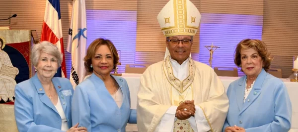 María Teresa Pérez de González, Angélica Benítez de Ginebra, monseñor Faustino Burgos y Carmencita de Bisonó.