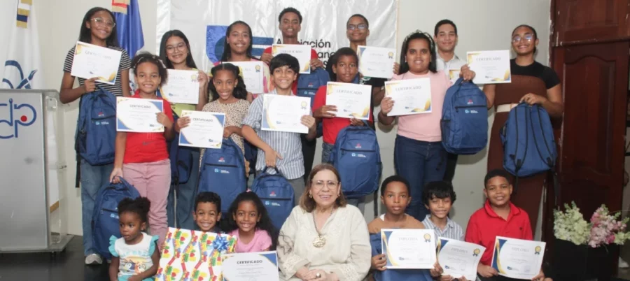 Mirnal Pimentel junto a los estudiantes meritorios. Mirnal Pimentel junto a los estudiantes meritorios.