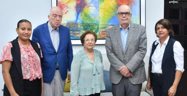 Roberto Cassá recibió el donativo de la familia Ariza.