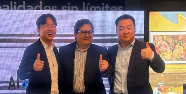 Ejecutivos de la marca durante el lanzamiento.