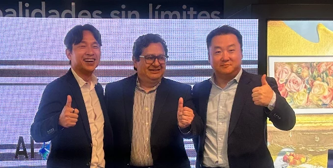 Ejecutivos de la marca durante el lanzamiento. Ejecutivos de la marca durante el lanzamiento.