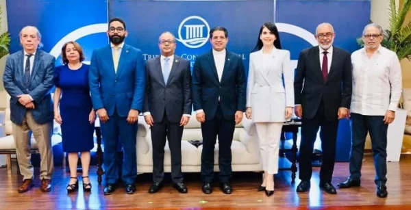 Miembros del TC inauguran el panel.