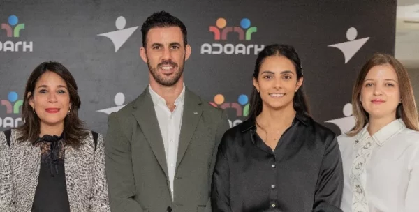 Ejecutivos de ambas entidades en el marco de la firma de la alianza.