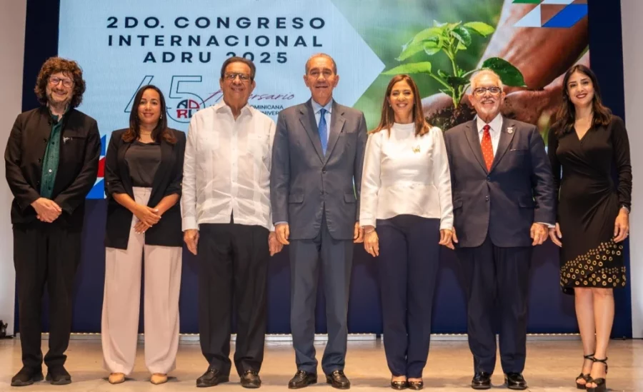 Representantes del Gobierno y las universidades durante el congreso. Representantes del Gobierno y las universidades durante el congreso.