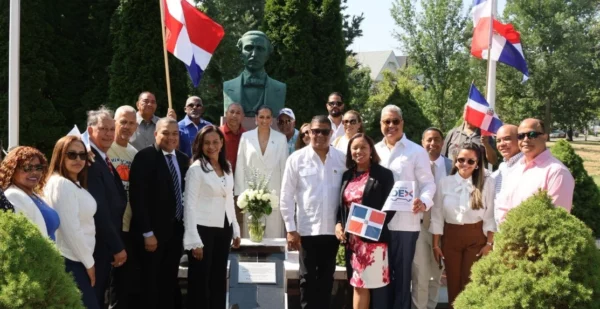 Representantes del instituto junto a criollos de la diáspora.
