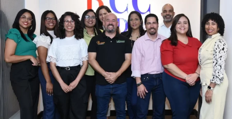 Parte del equipo de De Paseo e Impecable Radio 2. Parte del equipo de De Paseo e Impecable Radio 2.