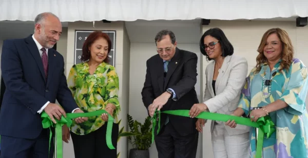 Ejecutivos de la entidad financiera cortan la cinta inaugural.