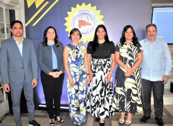 Alquímedes Gómez, Ana Santelises de Latour, Karla Alonso, Michelle Rojas, Alicia Abreu  y Ángel Elmúdesi.