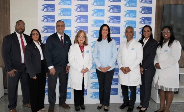 Julia Guerra de Oller, presidenta LDCC, junto a directivos del Instituto Oncológico Heriberto Pieter.