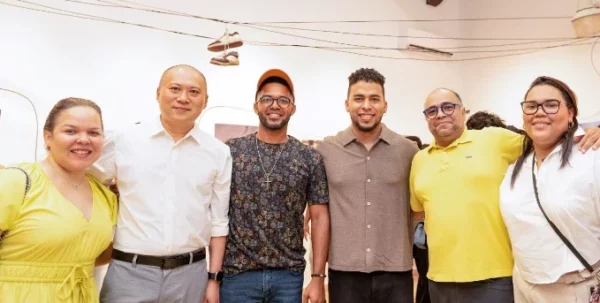 Visitantes a  la exposición junto al artista.