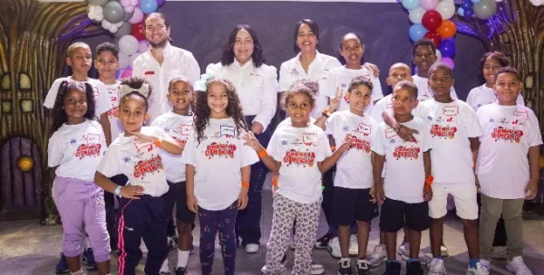 Michael Carrady,  Yaeliz Mccabe y Ana López, junto a los infantes.