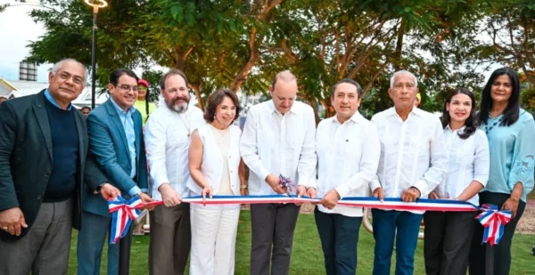 Ulises Rodríguez, alcalde de Santiago, junto a Mario Medina, director de Asuntos Corporativos de Industrias San Miguel, en el corte de cinta.