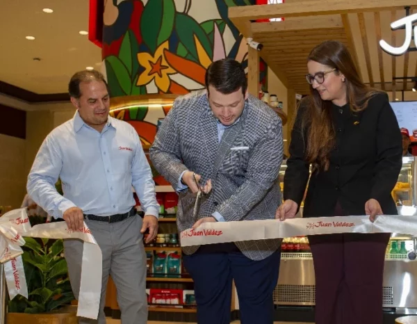 Alberto Jiménez en compañía de Reinaldo Rosario y Tatiana Núñez, en el corte de cinta.