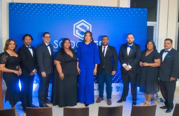 Amelia Reyes, al centro, junto a los miembros de su junta directiva.