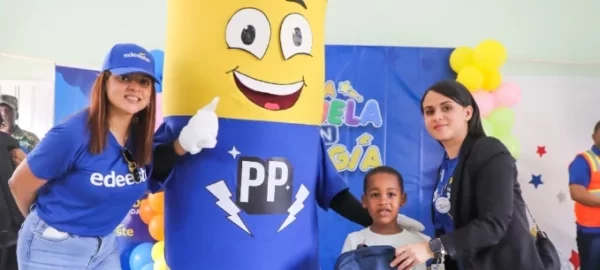 Ejecutivos de la empresa junto a uno de los niños en el evento.