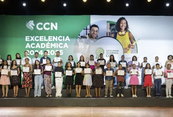 Hijos de colaboradores CCN reconocidos junto a Isabel González y Amalia Vega.