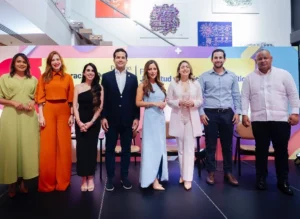 Los actores políticos y comunicadores que formaron parte del panel.