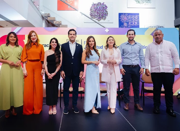 Los actores políticos y comunicadores que formaron parte del panel. Los actores políticos y comunicadores que formaron parte del panel.