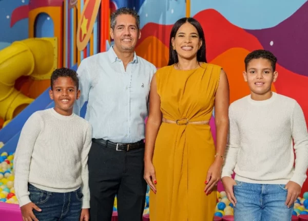 Marlenys Marmolejos y Odelin Tejeda  junto a sus hijos Iván y Sebastián.