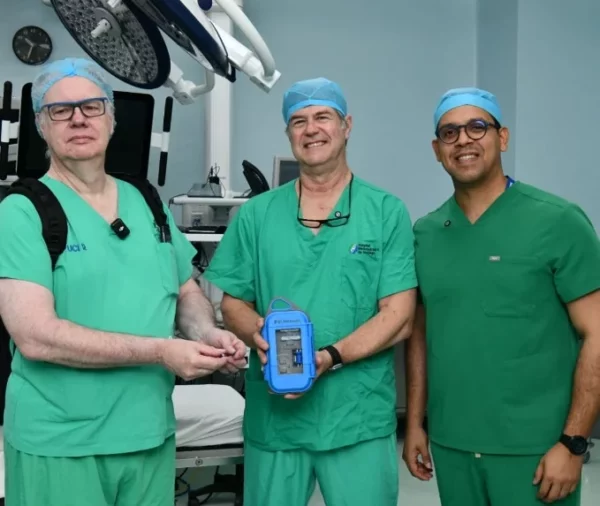 Los especialistas que realizaron la cirugía.