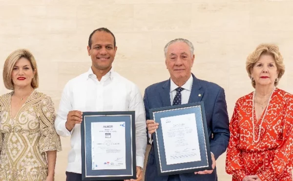 Representantes de la entidad reciben la distinción.