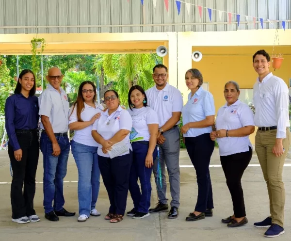 Ejecutivos de ambas entidades y voluntarios de Grupo Ramos.
