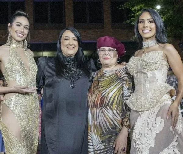 Giannina Azar junto a modelos que exhibieron sus atuendos.
