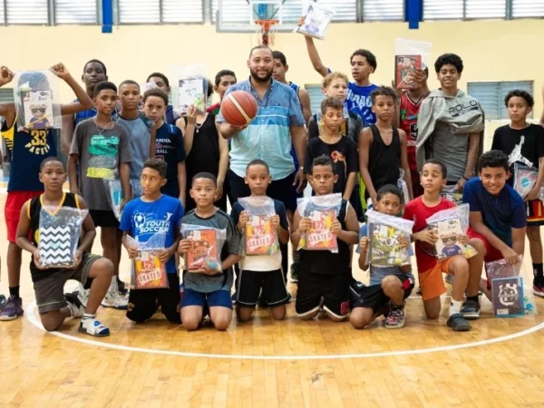 Fray Castro junto a los niños que recibieron el donativo.