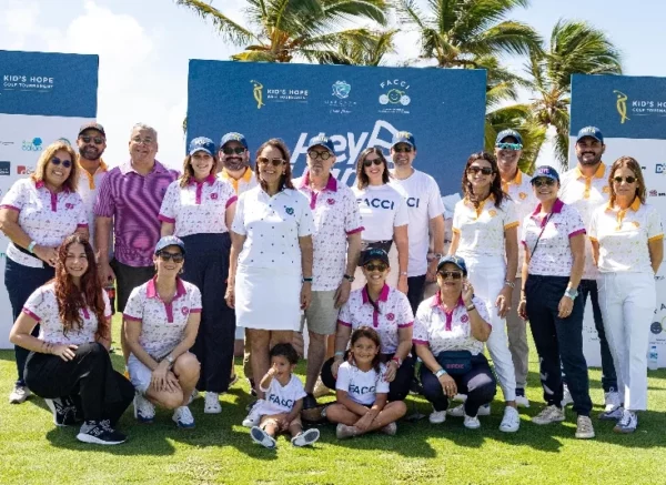 Alexandra Matos de Purcell junto a miembros de la Junta Directiva y voluntarios.