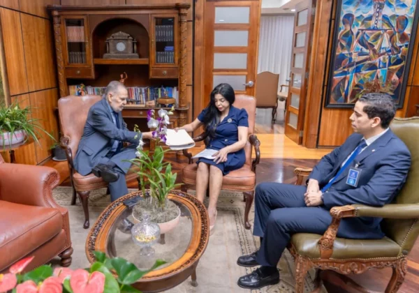 Miguel Ceara Hatton y Eduardo Guzmán entregaron informe a Yeni Berenice Reynoso.