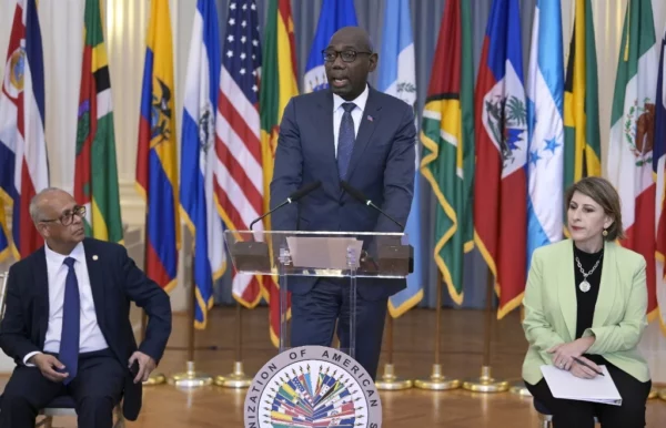 El representante interino de Haití ante la OEA, Jean Josué Pierre (c), habla en la divulgación de la declaración.