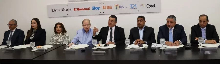 El Pleno de la JCE se ha integrado a los trabajos de renovación de la cédula de identidad. Participaron en el Almuerzo Semanal del Grupo de Comunicaciones Corripio. JOSÈ DE LEÓN. El Pleno de la JCE se ha integrado a los trabajos de renovación de la cédula de identidad. Participaron en el Almuerzo Semanal del Grupo de Comunicaciones Corripio. JOSÈ DE LEÓN.