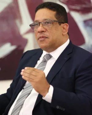 El titular de la Dirección General de Contrataciones Pública, Carlos Pimentel