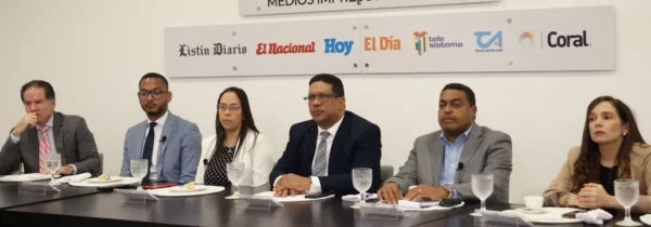 Pimentel y parte de su equipo de trabajo detallaron los avances en las compras del Estado.  José de León.