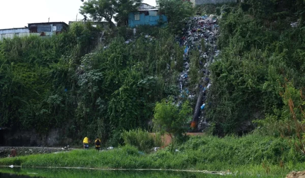 Muchas de las casas del entorno   vierten sus desechos directamente hacia  el río Isabela.   Olga de la Cruz