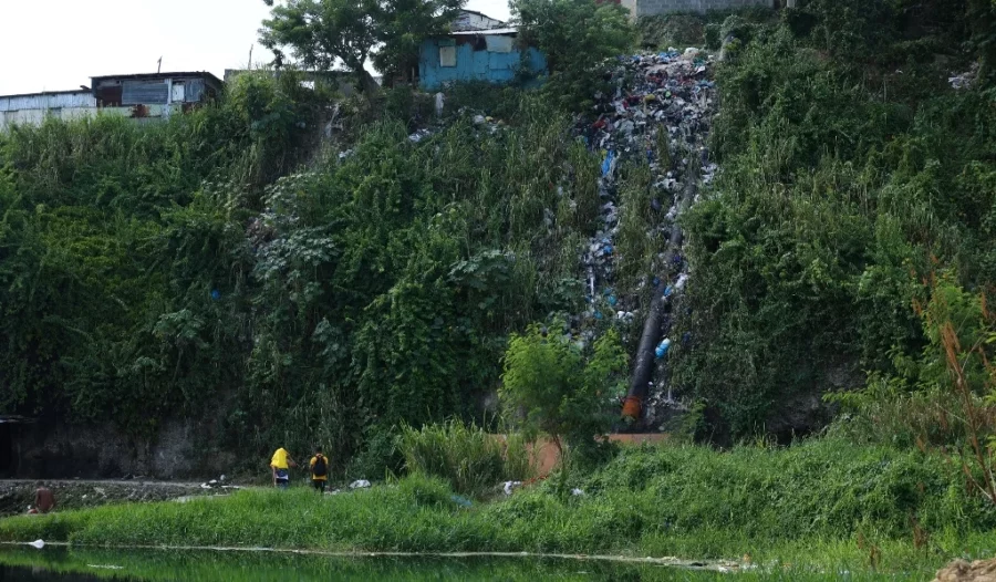 Muchas de las casas del entorno vierten sus desechos directamente hacia el río Isabela. Olga de la Cruz Muchas de las casas del entorno vierten sus desechos directamente hacia el río Isabela. Olga de la Cruz