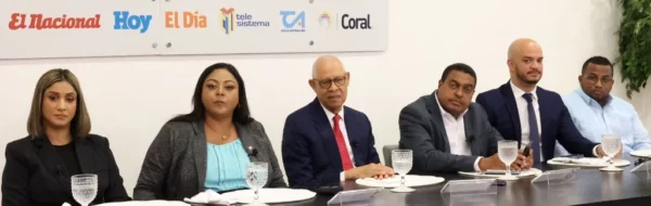 Lineed Bruno; Silvana Gálvez, José R. Holguín, José P. Monegro, Francis Castro y Herber Castillo durante el Almuerzo del Grupo