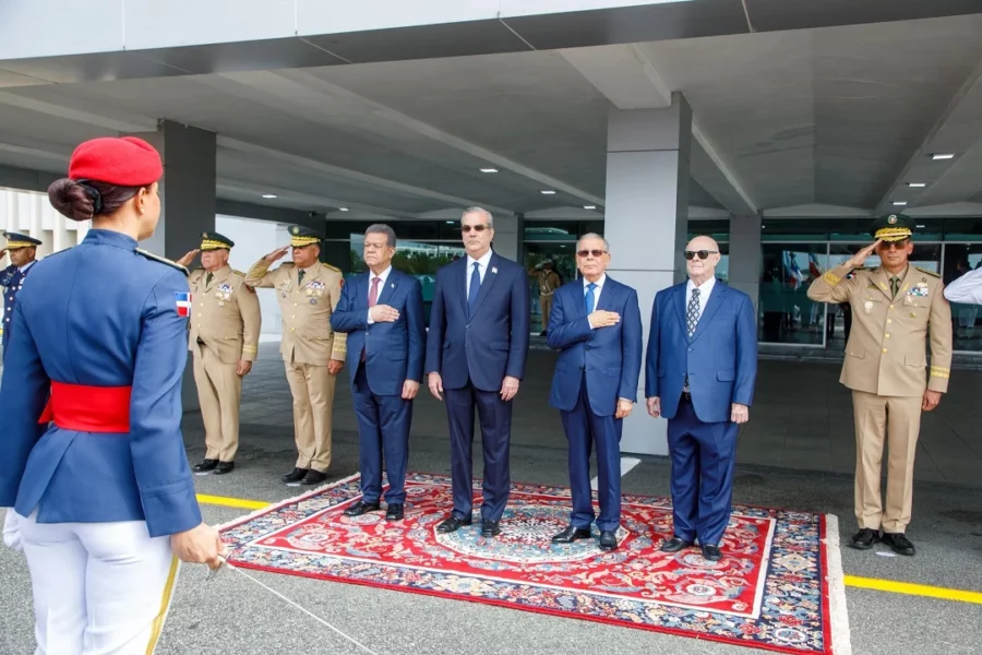 Abinader junto a los expresidentes Abinader junto a los expresidentes