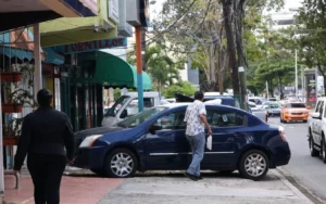 Las aceras el nuevo Parqueo