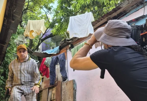 Robinson Díaz, actor del cartel de los sapos en una escena de Xiguapa en RD.