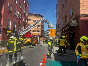 Servicios de emergencias tras una explosión en un bar de Puente de Vallecas.