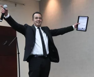 Alex Bueno durante el lanzamiento de su álbum El más completo, nominado a los Latin Grammy 2025
