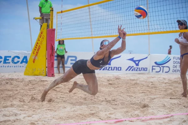 Azmabeth Infante intenta salvar el balón