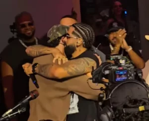 Bad Bunny, a la izquierda, y DJ Luian, a la derecha, se funden en un abrazo durante el concierto de "No me quiero ir de aquí" del viernes, 5 de septiembre de 2025 en el Coliseo de Puerto Rico.