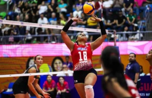 Camila de la Rosa coloca un balón en el segundo set.