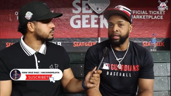 Carlos Santana siendo entrevistado por Iván Cruz en el Chase Field de Arizona