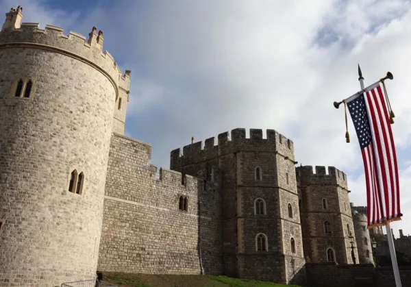 La bandera de EE.UU. ondea ante el castillo de Windsor, en el Reino Unido, ante la llegada de Donald Trump.