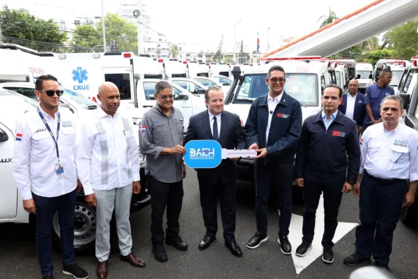 Ministro de la Presidencia entrega a director de la Daeh la llave simbólica de las 43 nuevas ambulancias que fortalecerán la capacidad de respuesta a atenciones de emergencias. Alexis Monegro.