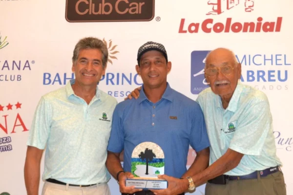Desde la izquierda, Teddy García, presidente del Grupo Dominico Catalán, César Rodríguez (campeón gross), y el homenajeado, César Rivera.